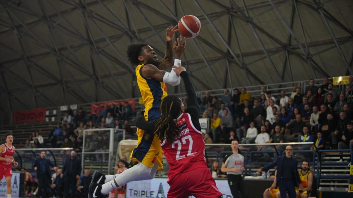 A2 - Scafati torna al successo: Walker guida la vittoria su Pistoia