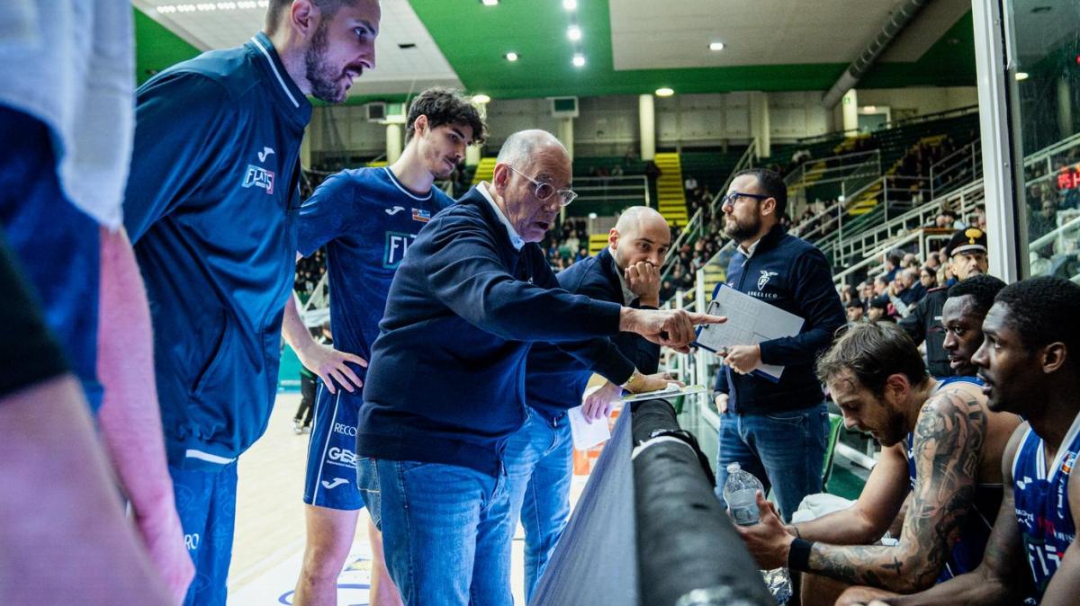 A2 - Tonfo Fortitudo Bologna a Avellino: Flats Service a -23 al PalaDelMauro