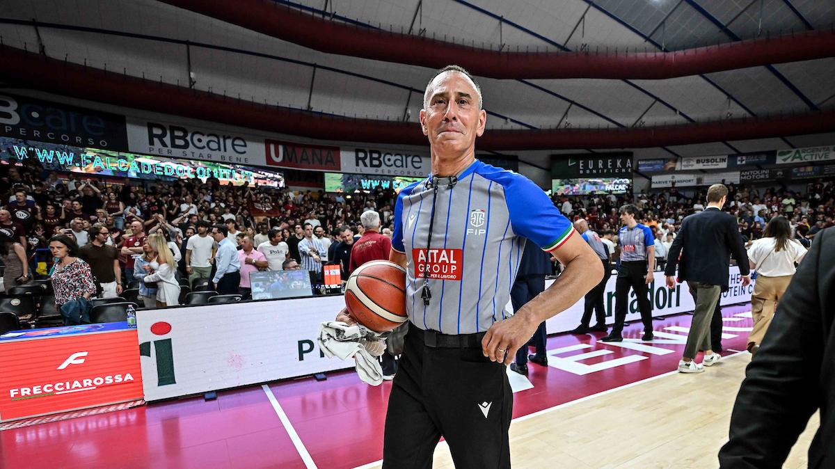 L'arbitro Carmelo Lo Guzzo si ritira: «Con gara 3 della Finale Scudetto, si chiude il mio percorso»