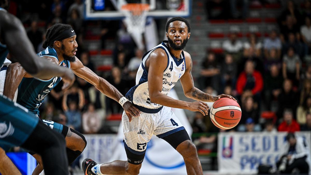 LIVE | La Dinamo Sassari si sblocca e batte bene la Pallacanestro Cantù