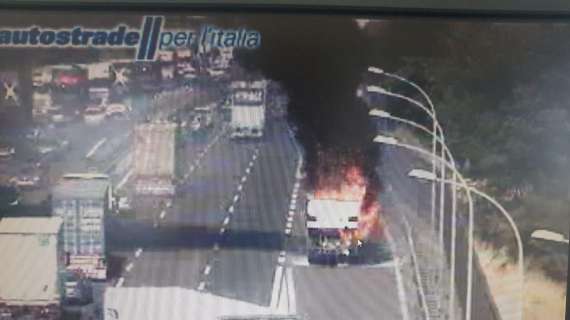 A2 - Incendiato il pullman della Fossa dei Leoni in autostrada