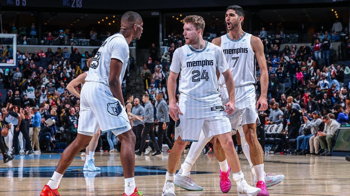 Memphis scappa, si fa riprendere e poi colpisce: Coward gela Brooklyn nel finale