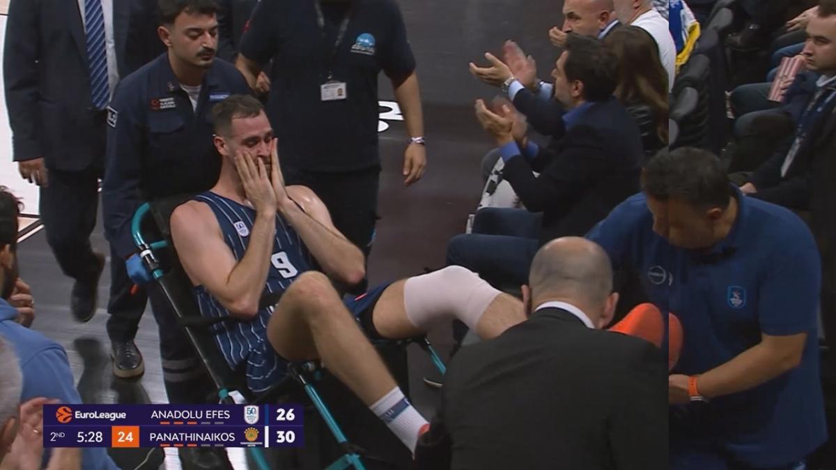 Choc Papagiannis, esce in lacrime in barella dopo un infortunio