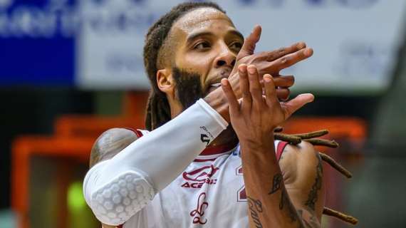Libertas Livorno ritira la maglia di Adrian Banks: «Si è messo a piangere, si è commosso davvero»
