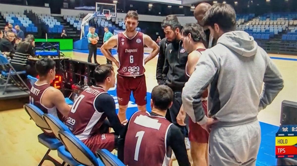 LIVE | Trapani Shark, scene surreali in Bulgaria: finisce dopo 7'. I giocatori lasciano il campo