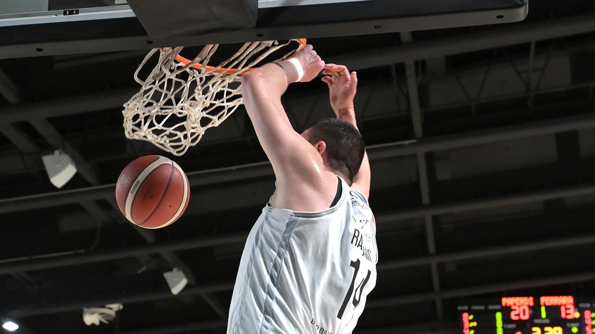 Serie B - Ferrara lotta, ma la Paperdi Caserta scappa via nell'ultimo quarto