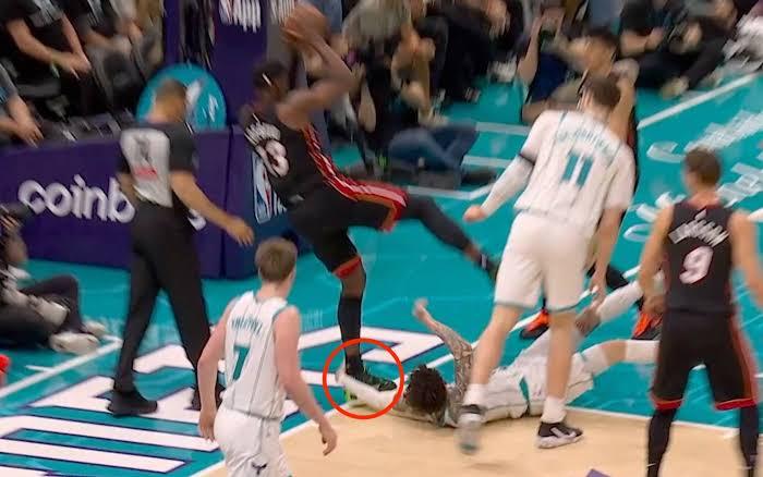 La NBA valuta il contatto LaMelo Ball e Adebayo: può arrivare una sanzione per la stella di Charlotte?