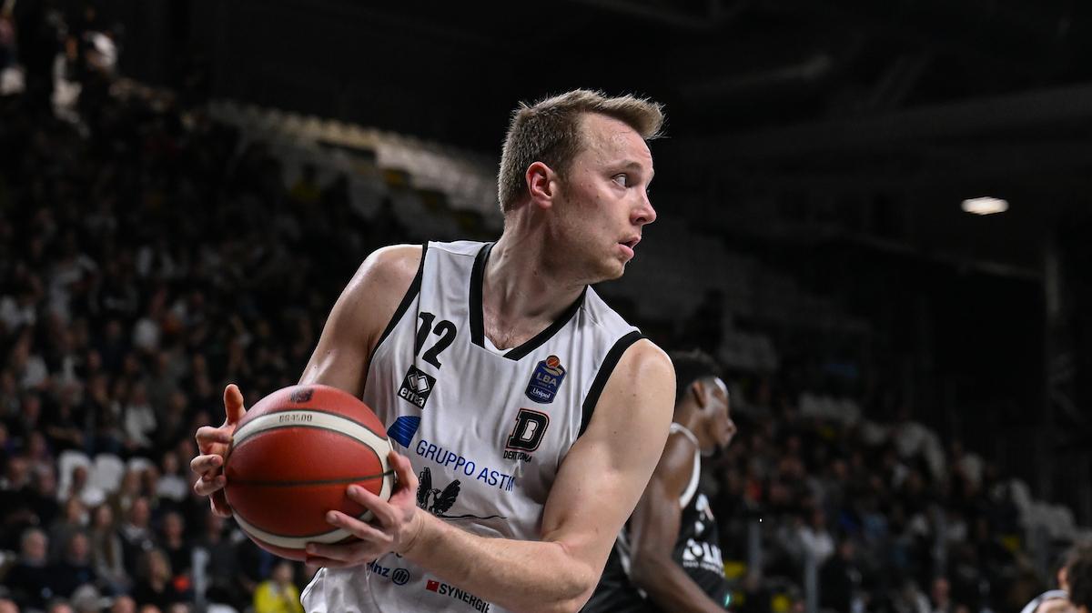 Derthona, le condizioni di Manjon e Strautins: rivalutazione tra 2 settimane