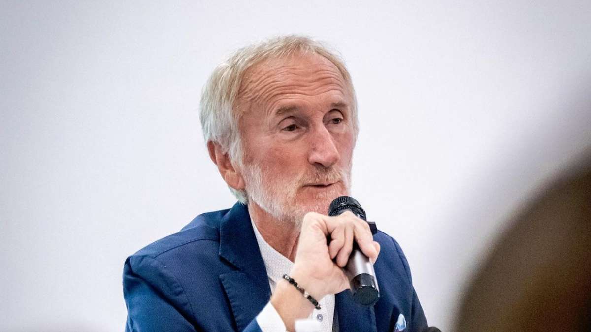 A2 F - Il Presidente dell'Halley Thunder Matelica saluta il primo posto