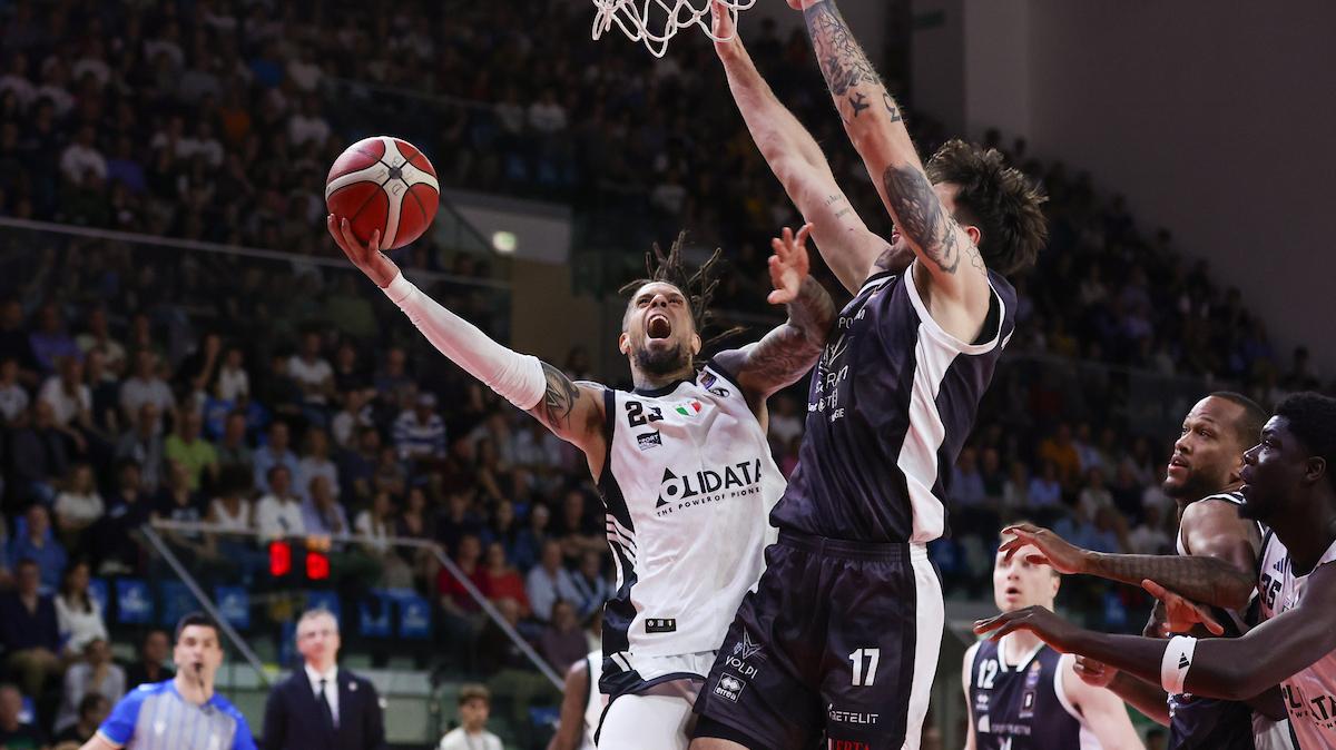 La Virtus Bologna espugna la Nova Arena di Tortona nel finale da thriller