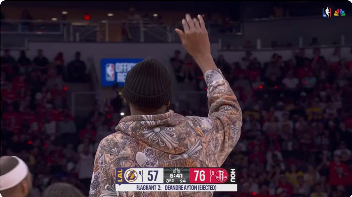 Kevin Durant fa "ciao" a Deandre Ayton dopo l'espulsione in Rockets-Lakers