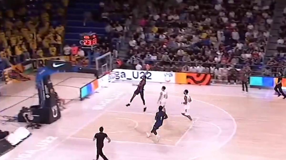 «Il nuovo Wemby»: la clamorosa schiacciata del 14enne Dabone nel Clasico