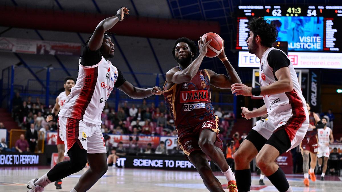 LIVE | Iroegbu non basta a Varese, la Reyer Venezia di Parks conduce a lungo e vince