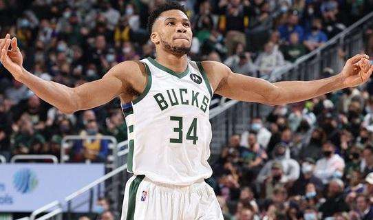 NBA - I Milwaukee Bucks ridimensionano dei Warriors sottotono