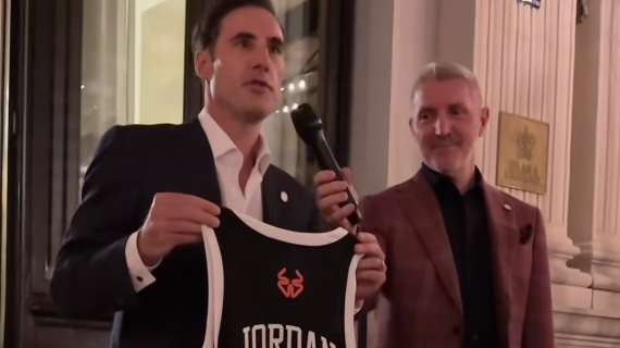 Clamoroso nei cieli di Trieste: ottocento droni per Jordan Brand, 40 anni dopo la schiacciata
