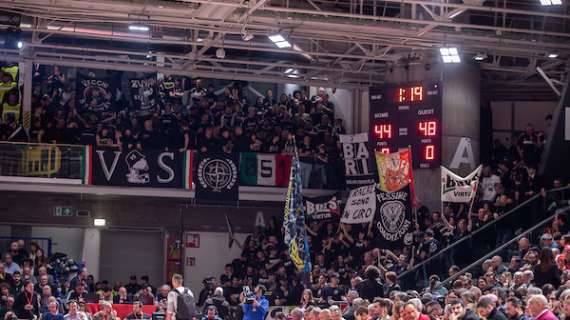 Carlino | Virtus, vandali-ultras scatenati al PalaBigi: imbrattate le pareti e porte dei bagni