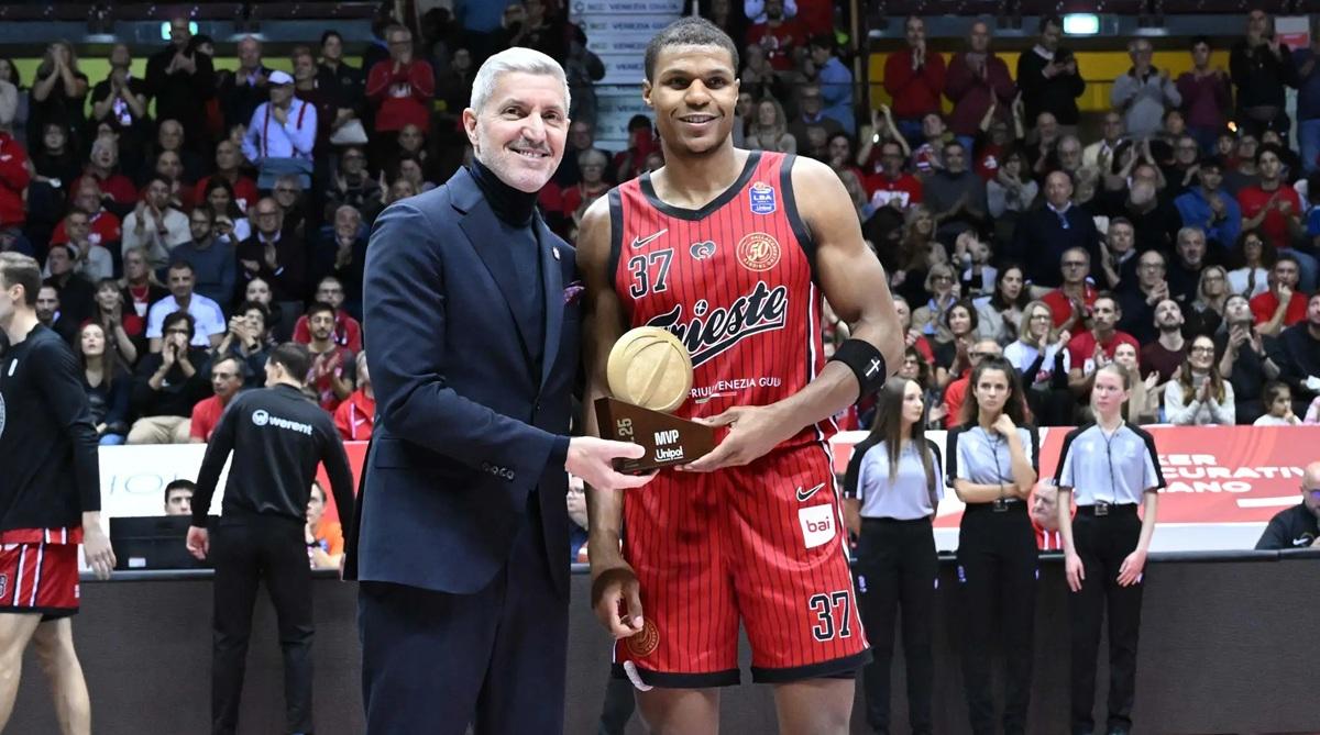 Jahmi'us Ramsey riceve il premio di MVP Unipol del mese di novembre dal GM Arcieri