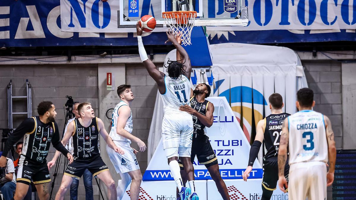 L'Aquila Trento paga l'urgenza di vittoria dell'Acqua San Bernardo Cantù: highlights