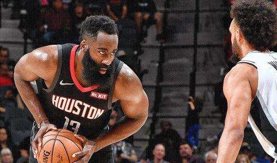 NBA - Houston derubata di un canestro incredibile a San Antonio