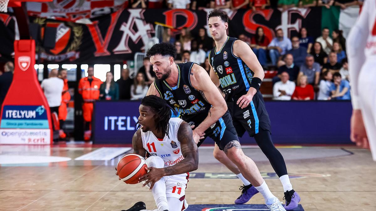 Varese vince la sfida playoff con la Vanoli Cremona: gli highlights