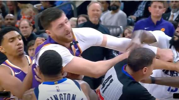 NBA - Suns vs Mavs: la scazzottata tra Nurkic e Marshall