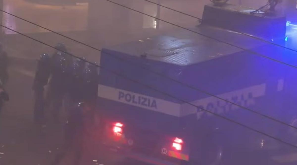 Scontri a Bologna per Virtus-Maccabi, 8 gli agenti feriti e 117 le persone identificate