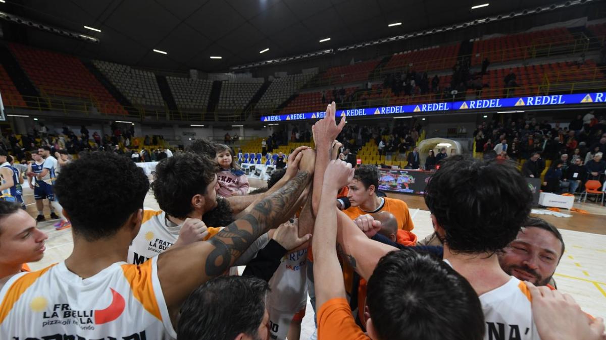 Serie B - Contro la Dinamo Brindisi sesta vittoria di fila per la Redel Viola