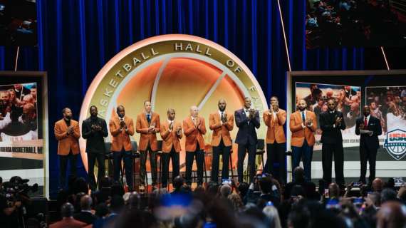 LeBron James entra nella Naismith Hall of Fame prima di smettere di giocare