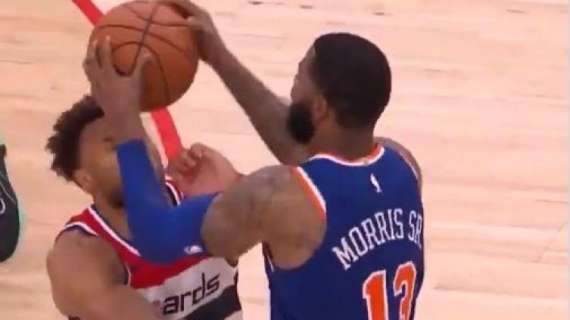 NBA - L'infastidito Marcus Morris aggredisce con la palla Justin Anderson