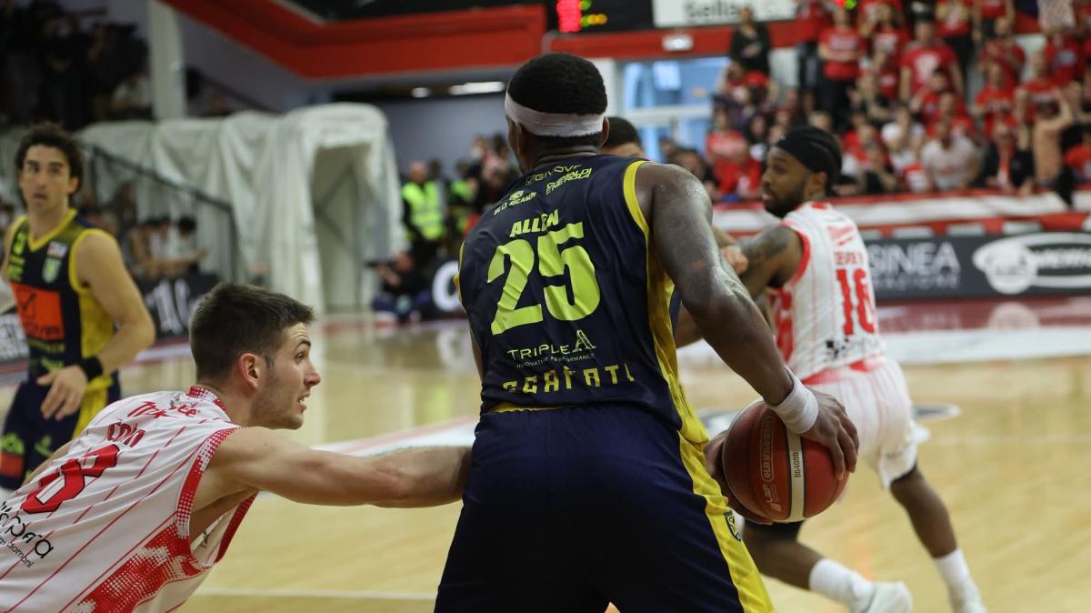 Scafati vince a Cento e si prende il primo posto con lo stop di Pesaro