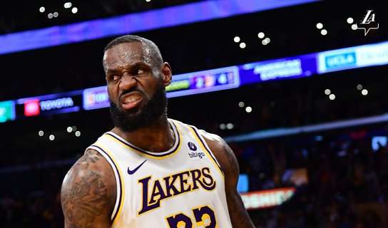 NBA - Lakers, Darvin Ham non chiama il challenge e LeBron dà di matto