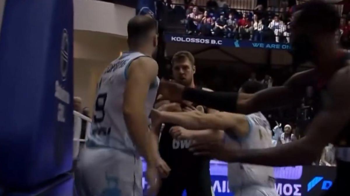 Espulso Vezenkov, l'Olympiacos resta imbattuto. Vittoria anche per il Panathinaikos 