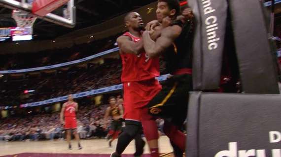 Video NBA - Clamoroso scontro Ibaka - Chriss a Cleveland