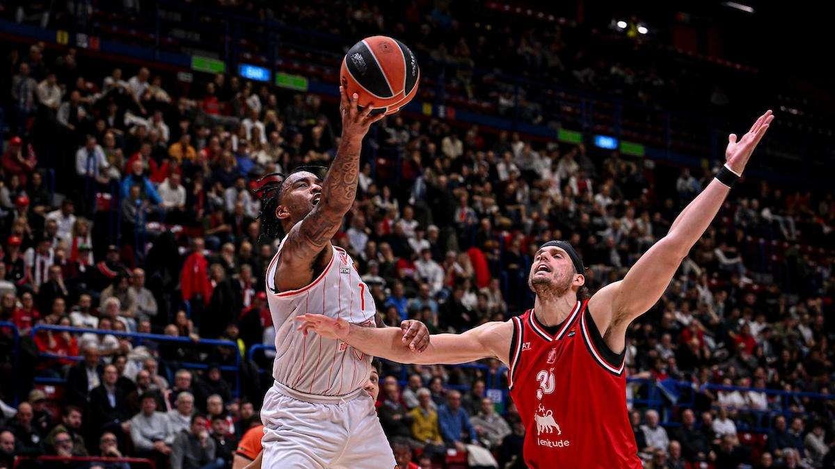 Stella Rossa vicino alla firma di Chris Jones in cabina di regia