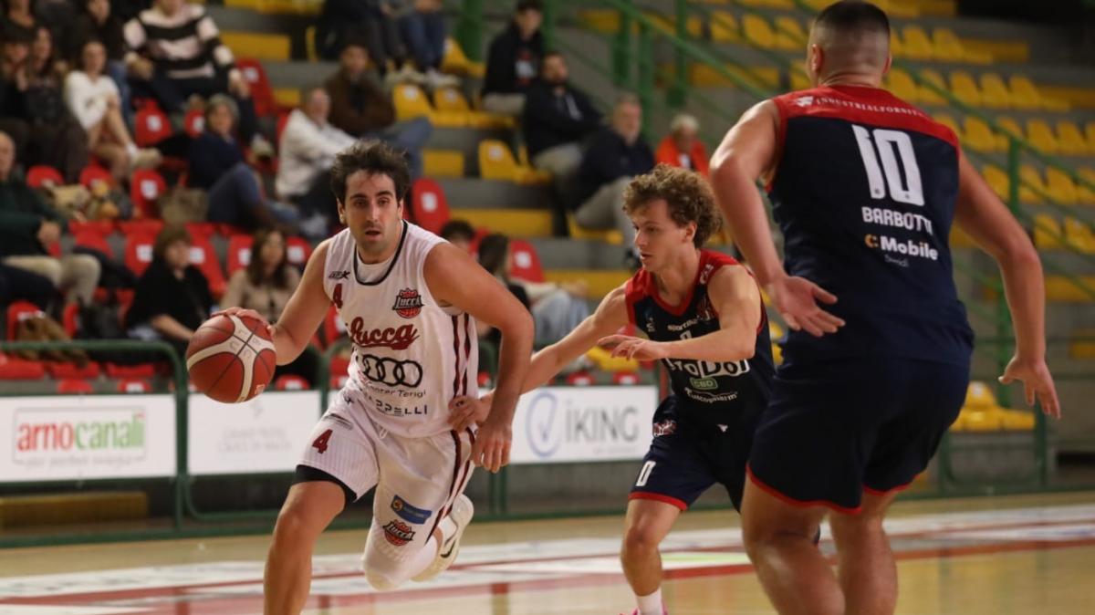 Serie B - Brutto stop interno del Basketball Club Lucca contro Cecina