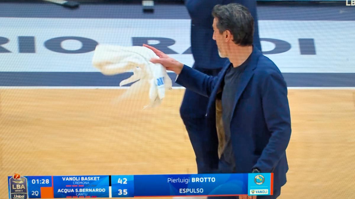 Caos a Cremona: Brotto espulso nel lunghissimo primo tempo