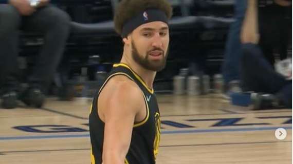 NBA - Warriors, Klay Thompson manda l'arbitro a gambe all'aria