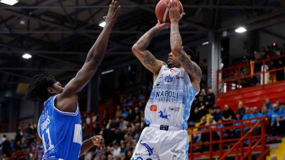 LIVE LBA - Sassari a Napoli salva soltanto la differenza canestri