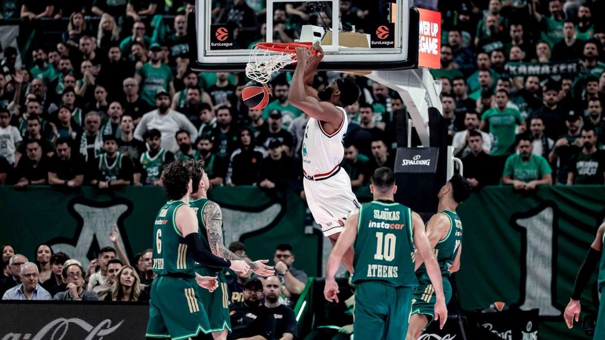 Pagelle: Olimpia, che notte a Atene. Brooks super, Brown firma il colpo dell'ex