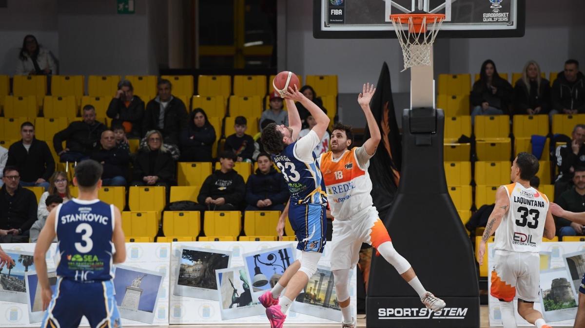 Serie B - La Dinamo lotta fino alla fine, ma cede il passo alla Viola Reggio Calabria