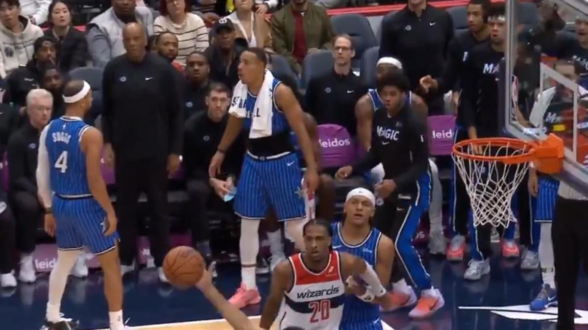 Jalen Suggs alla Nick Young: tira, si gira ma la palla... È uscita!