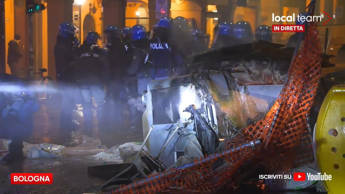 A Bologna in corso la manifestazione: barricate, fumogeni e idranti durante Virtus-Maccabi