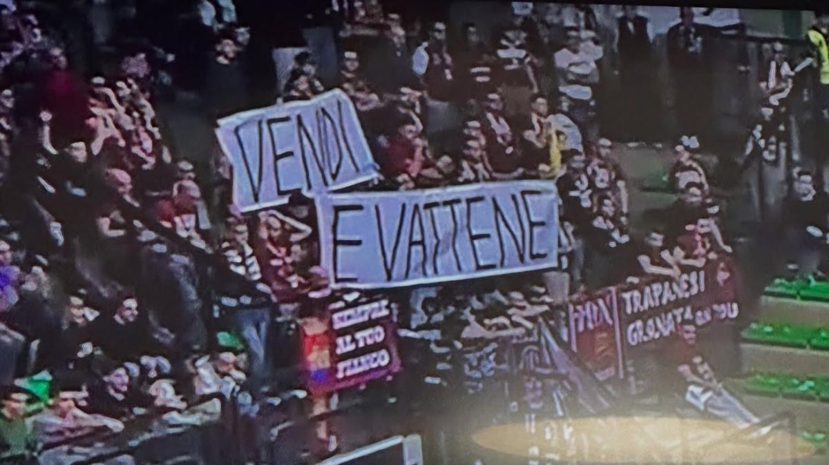 «Vendi e vattene»: la contestazione dei tifosi della Trapani Shark