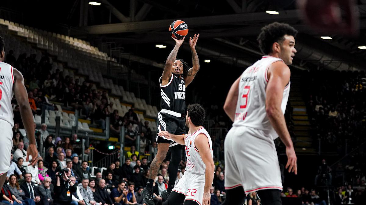Che Virtus nel primo tempo! Hapoel sotto 42-36, tabellini e pagelle