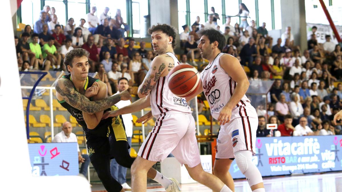 B Int - Disco rosso per il Costone al PalaTagliate, Lucca va in finale