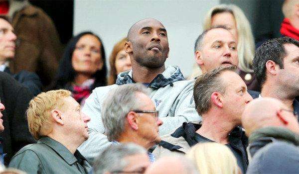 Kobe ritorna dalla Germania e fa lo spettatore