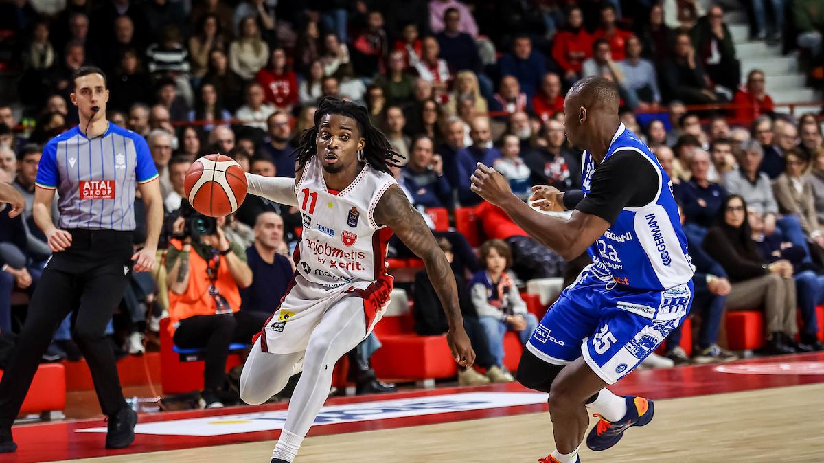 Il buzzer di Iroegbu condanna la Germani Brescia e da -18 Varese esulta