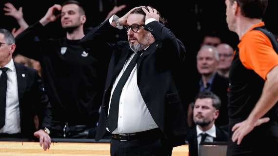 «Mancata una chiamata cruciale», Trinchieri polemico dopo la sconfitta con l'Olimpia Milano