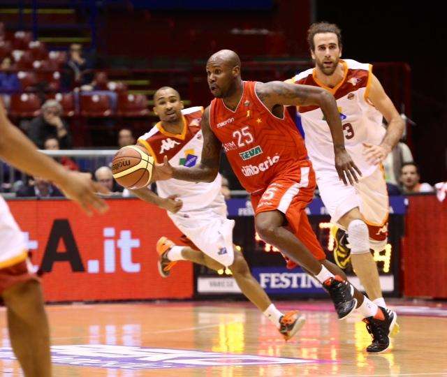 Final 8 - E' Siena vs Varese. Thornton non basta a Sassari, fuori i lunghi Roma va ko