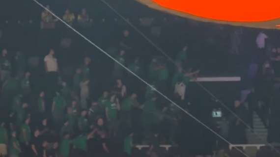Scontro tra tifosi di Panathinaikos e Olympiacos prima della finalina di EuroLeague